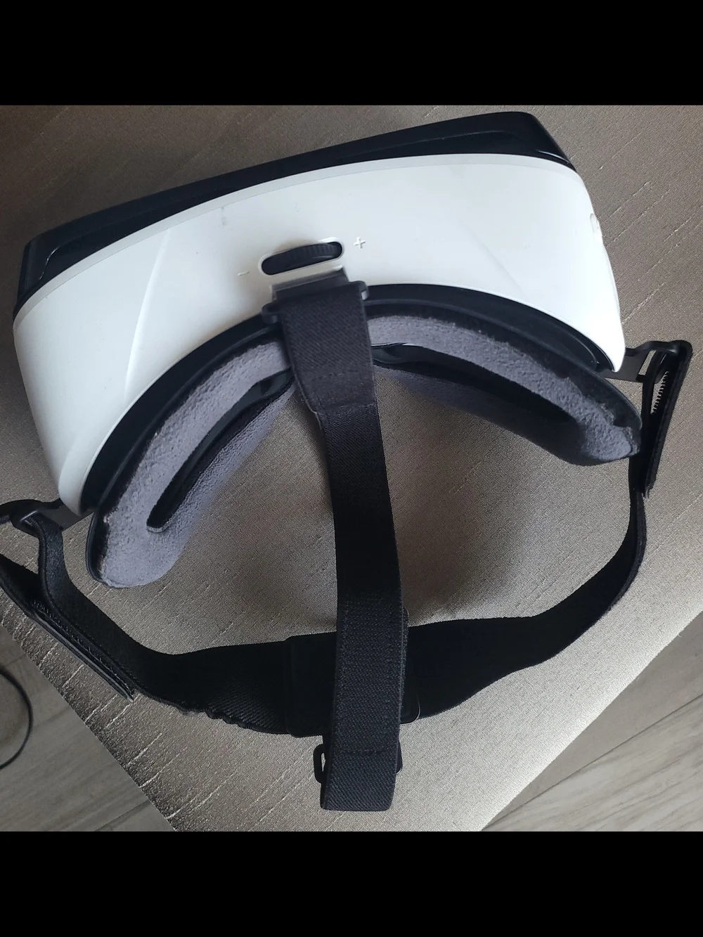 Samsung Black and White Smartphone VR Headset with Head Strap